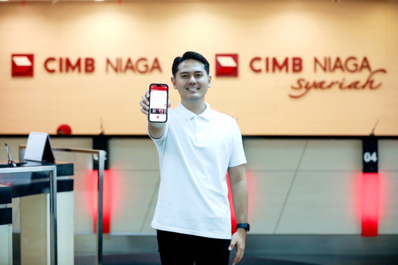Nasabah menunjukkan aplikasi OCTO dari CIMB Niaga. Pada kuartal I 2026, PT Bank CIMB Niaga Tbk mencatat laba sebelum pajak Rp2,3 triliun dengan earnings per share Rp70,20. Foto: Istimewa