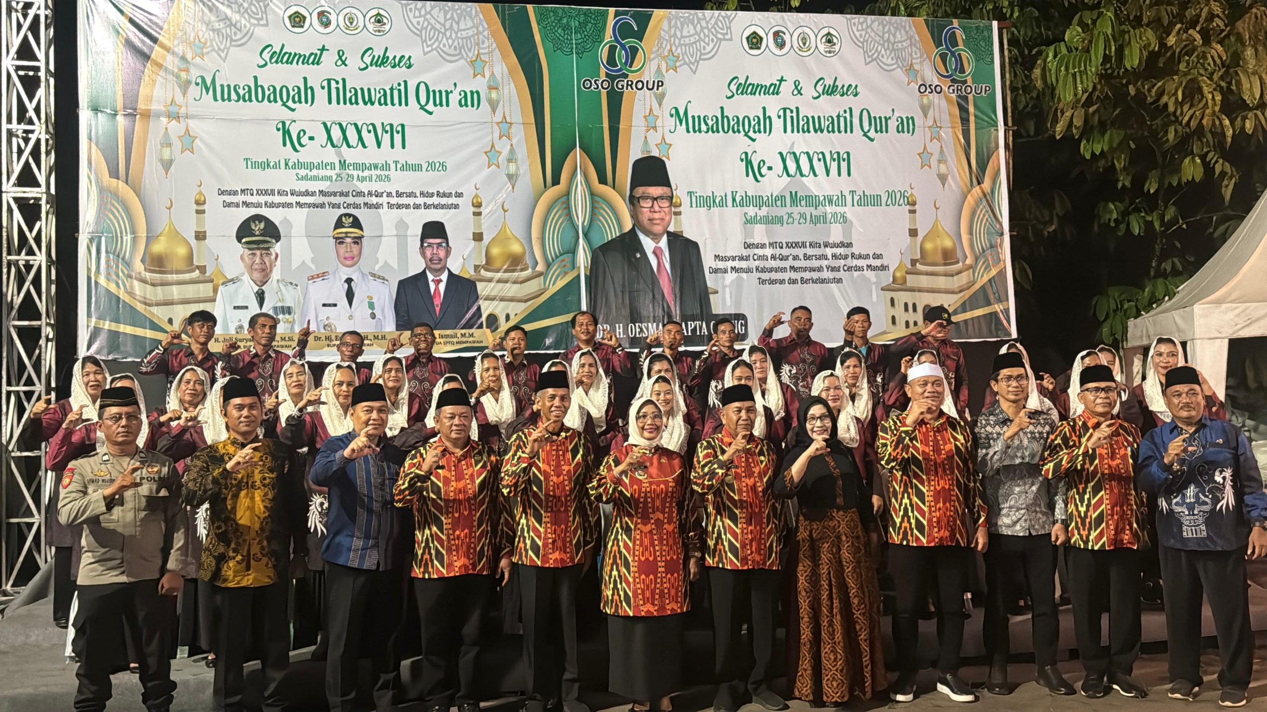 Bupati Mempawah, Erlina foto bersama saat penutupan Musabaqah Tilawatil Quran (MTQ) ke-37 tingkat kabupaten, Selasa (29/4/2026). Foto: Istimewa
