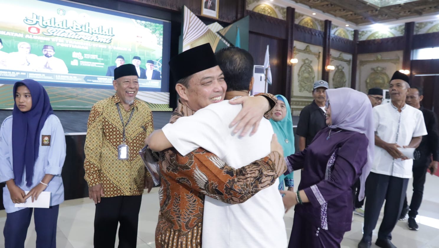 Gubernur Kalbar Ria Norsan membaur bersama alumni SMKN 4 Pontianak saat acara Halal Bihalal yang digelar di Pendopo Gubernur Kalimantan Barat, Sabtu (25/4/2026). Foto: Istimewa