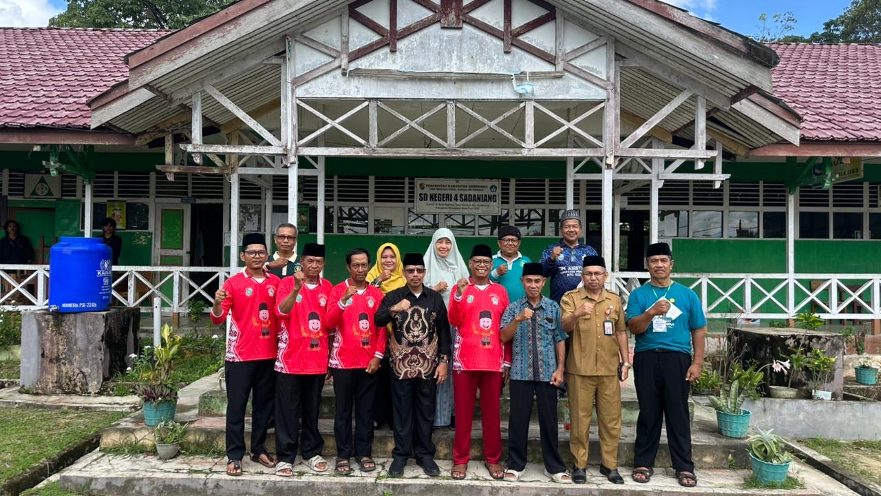 Ketua LPTQ Kabupaten Mempawah, Ismail didampingi Sekretaris LPTQ dan pengurus foto bersama usai memantau pelaksanaan MTQ XXXVII tingkat Kabupaten Mempawah di Kecamatan Sadaniang, Selasa (28/42026). Foto: Istimewa
