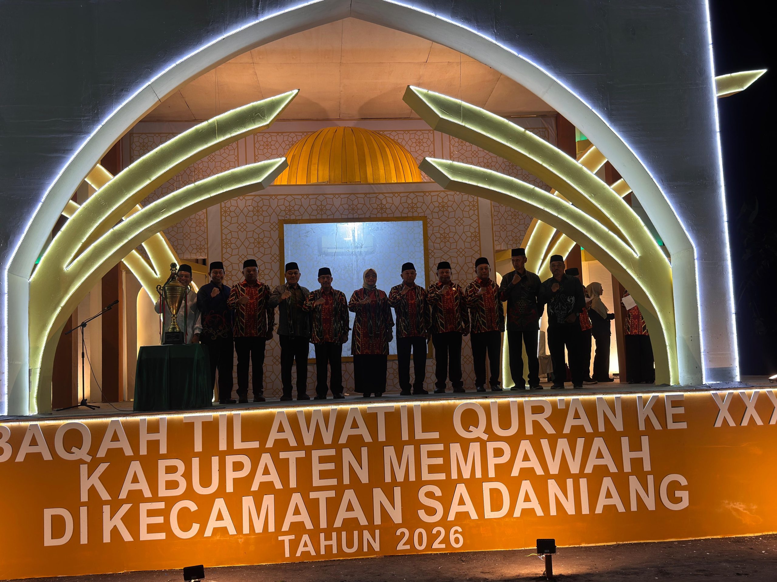 Bupati Mempawah, Erlina bersama Wakil Bupati Mempawah Juli Suryadi, jajaran Forkopimda dan pihak terkait lainnya foto bersama saat pembukaan MTQ ke-XXXVII tingkat Kabupaten Mempawah Tahun 2026 di Desa Sekabuk, Kecamatan Sadaniang, Sabtu (25/4/2026), malam. Foto: Istimewa