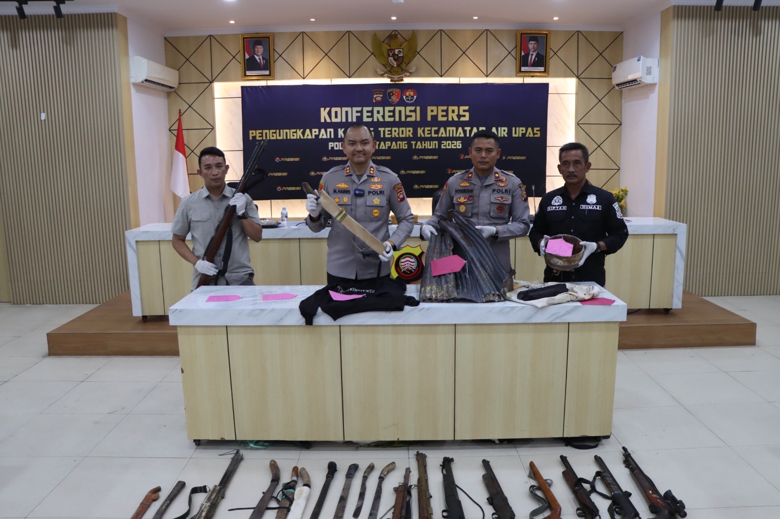Kapolres Ketapang, AKBP Muhammad Harris menunjukkan barang bukti senjata tajam dari pelaku teror di Kecamatan Air Upas, Kabupaten Ketapang. Foto: Istimewa