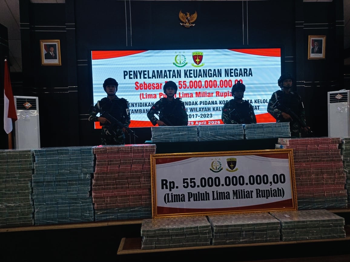 Aparat TNI menjaga uang senilai Rp55 miliar dari usaha tambang bauksit yang berhasil diselamatkan Kejati Kalbar setelah dilakukan proses penyidikan. Foto: Istimewa