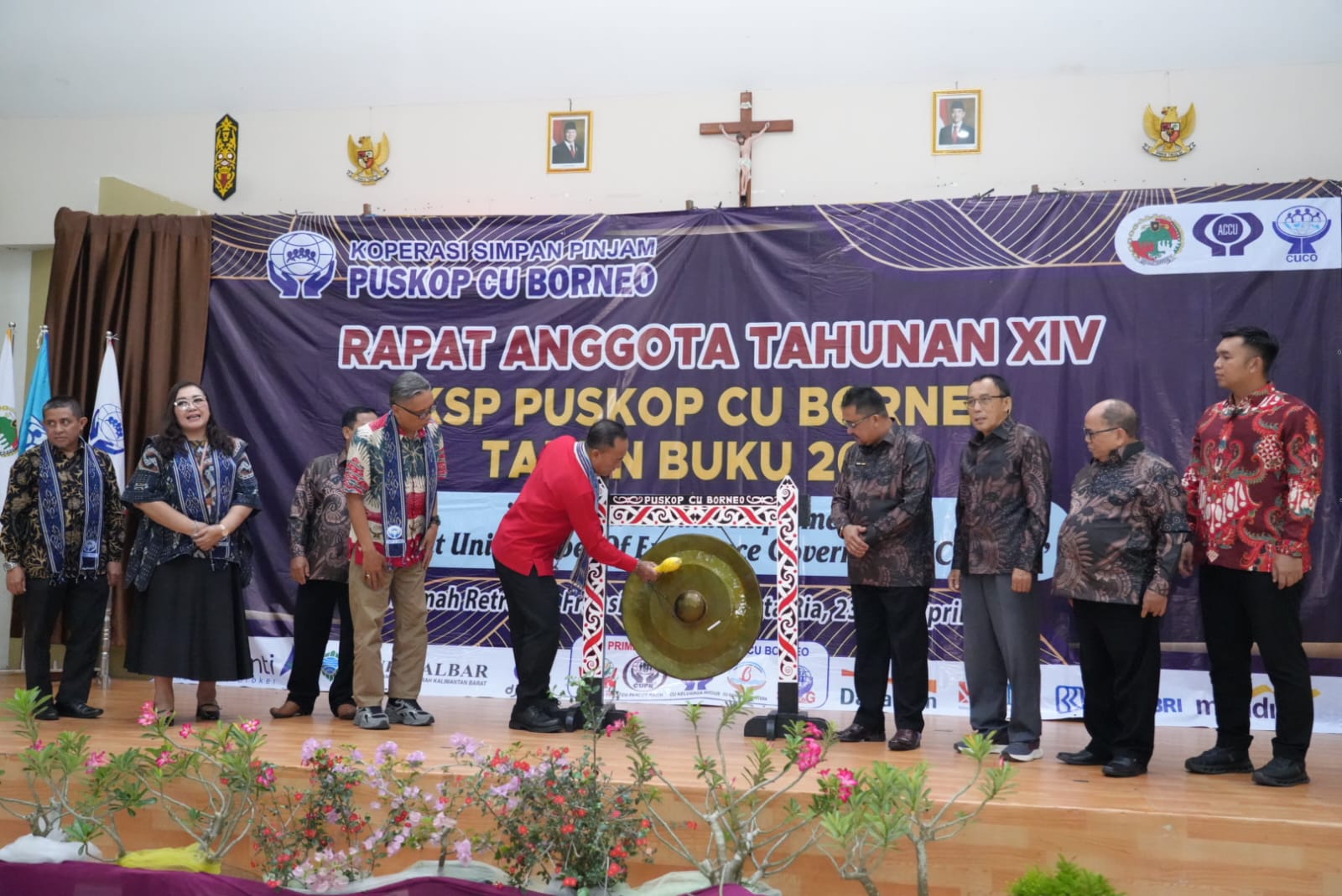 membuka Rapat Anggota Tahunan (RAT) Pusat Koperasi Credit Union (Puskop CU) Borneo Tahun Buku 2025 yang digelar di Aula Fransiskus Asisi Tirta Ria, Kubu Raya, Kamis (23/4/2026). Adpim Pemprov Kalbar