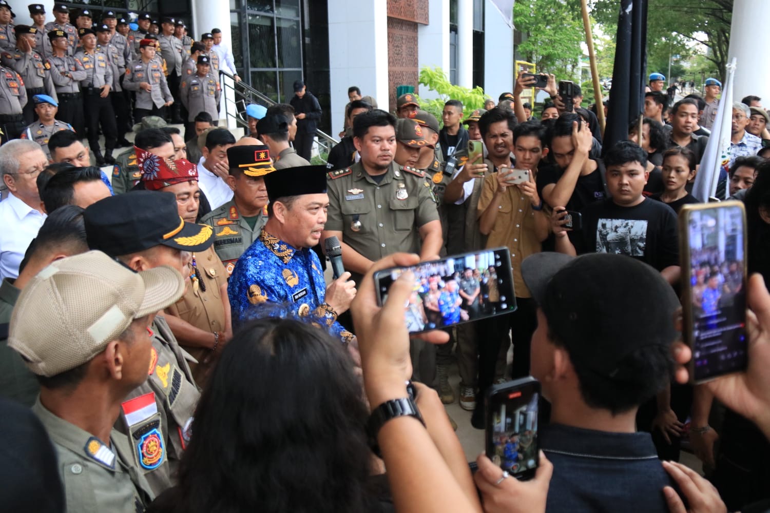 Gubernur Kalbar, Ria Norsan berdialog dengan mahasiswa yang melakukan aksi di Kantor Gubernur Kalbar, Senin (27/4/2026). Foto: Istimewa
