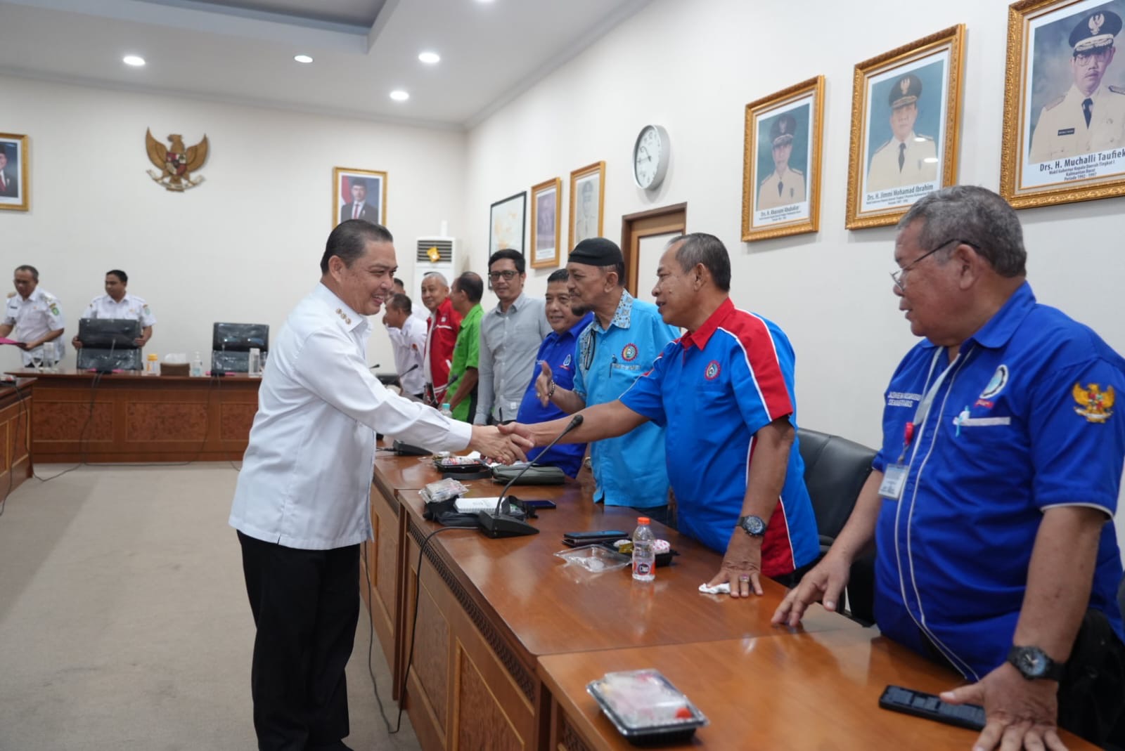 Gubernur Ria Norsan menyalami perwakilan Aliansi Serikat Buruh Kalbar yang hadir saat audiensi membahas isu ketenagakerjaan dan hubungan industrial, Rabu (29/4/2026). Foto: Istimewa