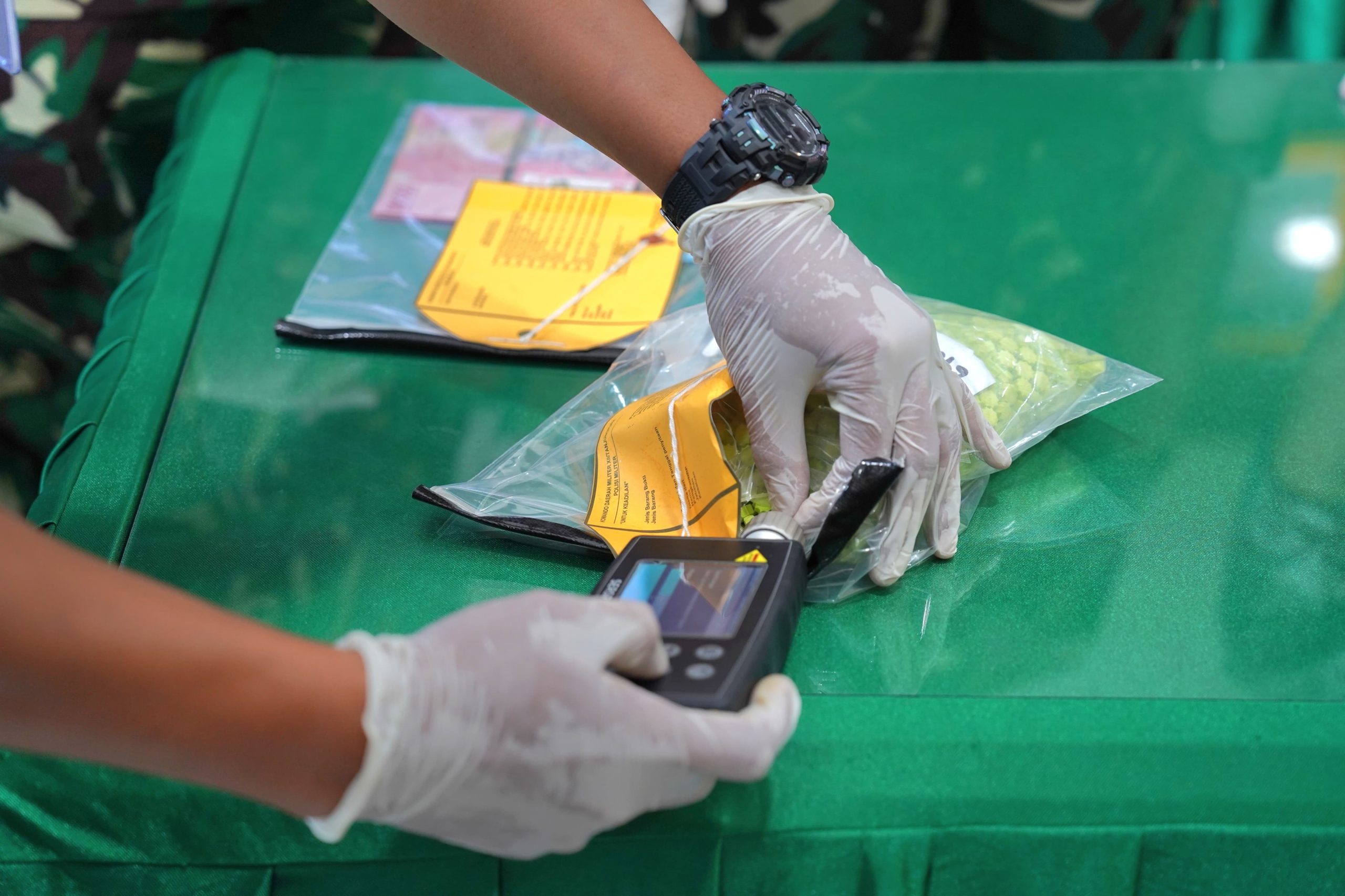 Petugas saat melakukan cek di pil esktasi saat konfrensi pers. Foto: Dok. Kodam XII/Tanjungpura