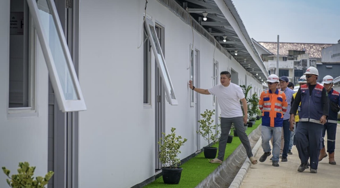 Sekretaris Kabinet Teddy Indra Wijaya bersama Direktur Utama PT Kereta Api Indonesia (PT KAI), Bobby Rasyidin, meninjau langsung perkembangan pembangunan hunian bagi warga pinggi rel di daerah Stasiun Senen, Jakarta, Sabtu (25 /4/2026)Foto: BPMI Setpres/Unggahan Akun Media Sosial @sekretariat.kabinet