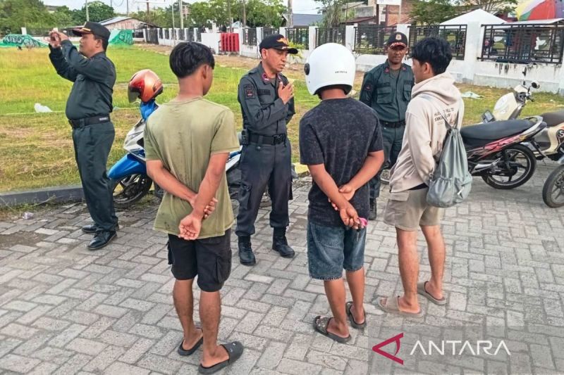 Polisi Wilayatul Hisbah (polisi syariat Islam) memberi teguran dan edukasi kepada warga yang kedapatan memakai celana pendek, yang terjaring dalam operasi yang digelar bersama tim gabungan. Foto: Antara