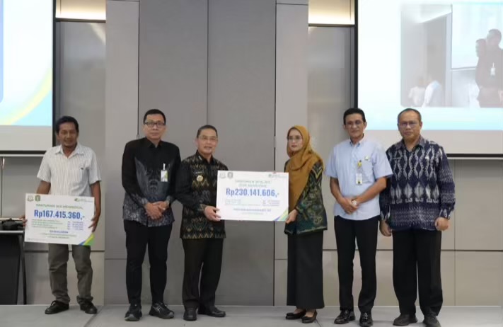 Gubernur Kalbar, Ria Norsan bersama Kepala BPJS Ketenagakerjaan Kalbar, Ady Hendrata saat acara penandatanganan nota kesepakatan antara Pemprov Kalbar dan BPJS Ketenagakerjaan, Kamis (30/4/2026). Foto: Istimewa