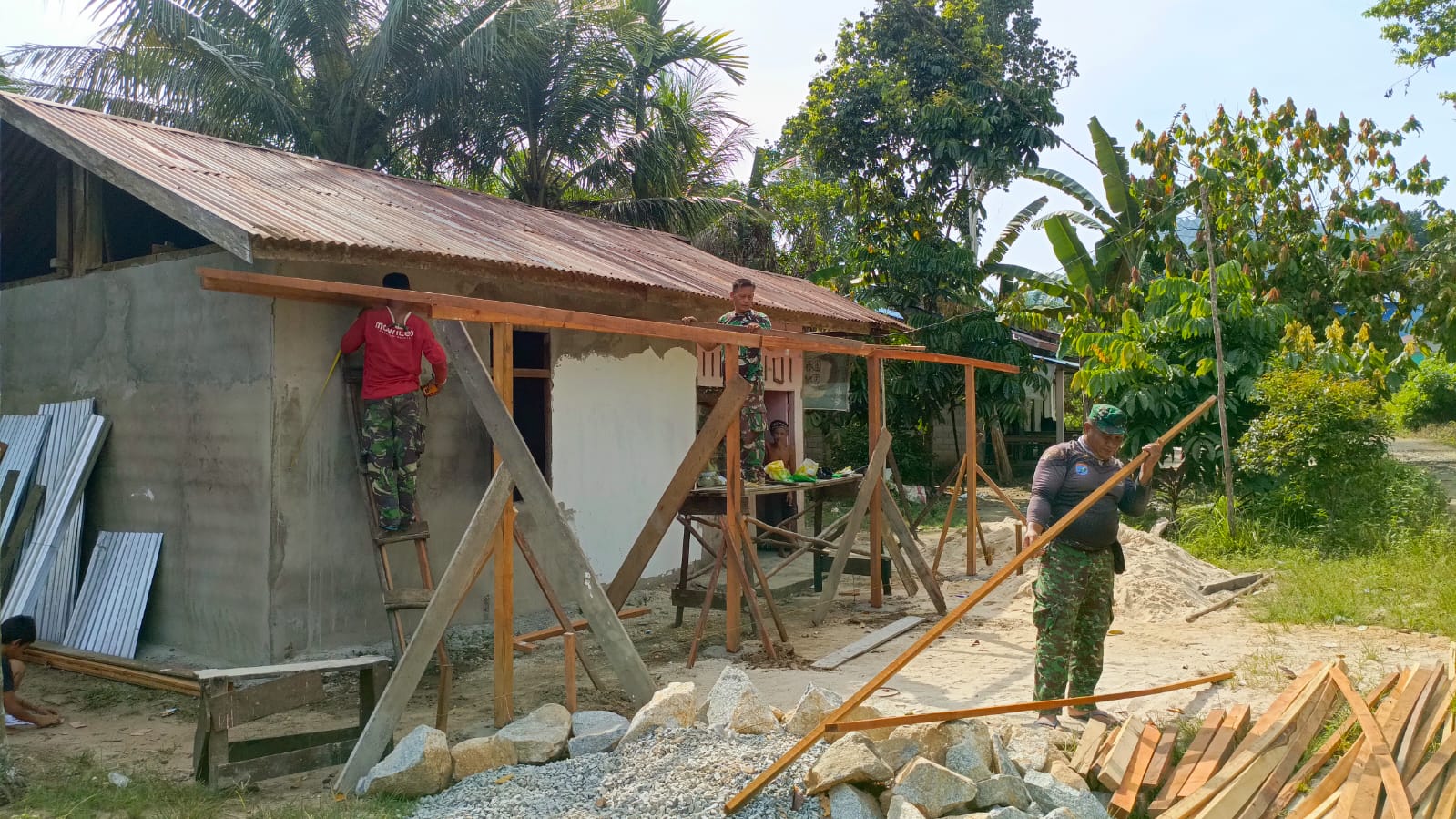 Anggota Satgas TMMD Reguler ke-128 Kodim 1201/Mempawah dan masyarakat bergotong royong menyelesaikan pembangunan jalan hingga rehabilitasi rumah tidak layak huni (RTLH) di Desa Sepang, Kecamatan Toho, Senin (27/4/2026). Foto: Istimewa