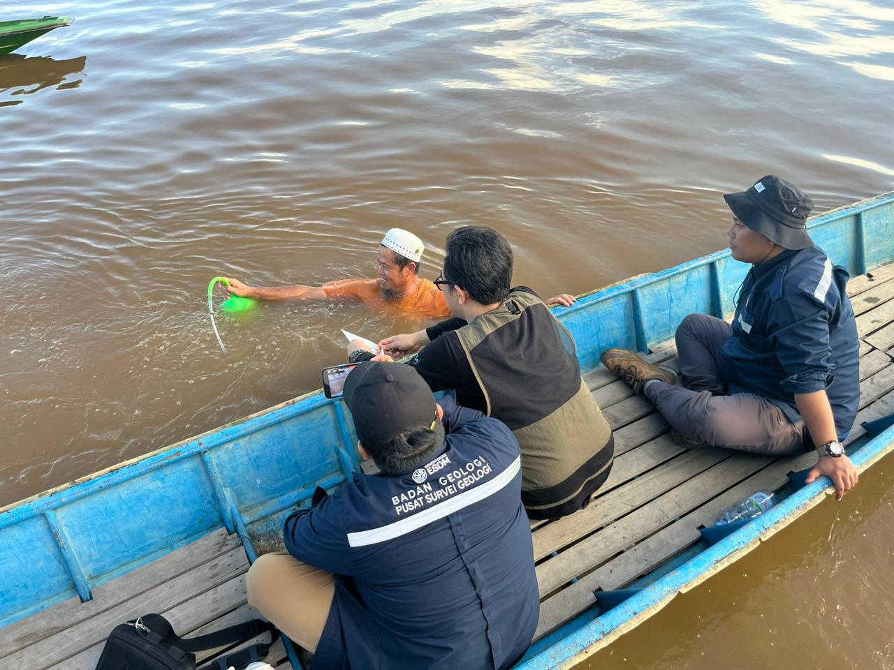Tim Penyelidik Bumi dari Badan Geologi Kementerian ESDM saat melakukan pengecekan rembesan gas di Dusun Kubu, Desa Ujung Pandang, Kecamatan Bunut Hilir, Jumat (24/4/2026)