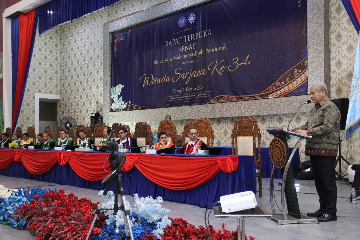 Sekda Kalbar, Harisson menyampaikan sambutan saat menghadiri wisuda Sarjana ke-34 Tahap I yang diikuti ratusan wisudawan, Sabtu (25/4/2026)