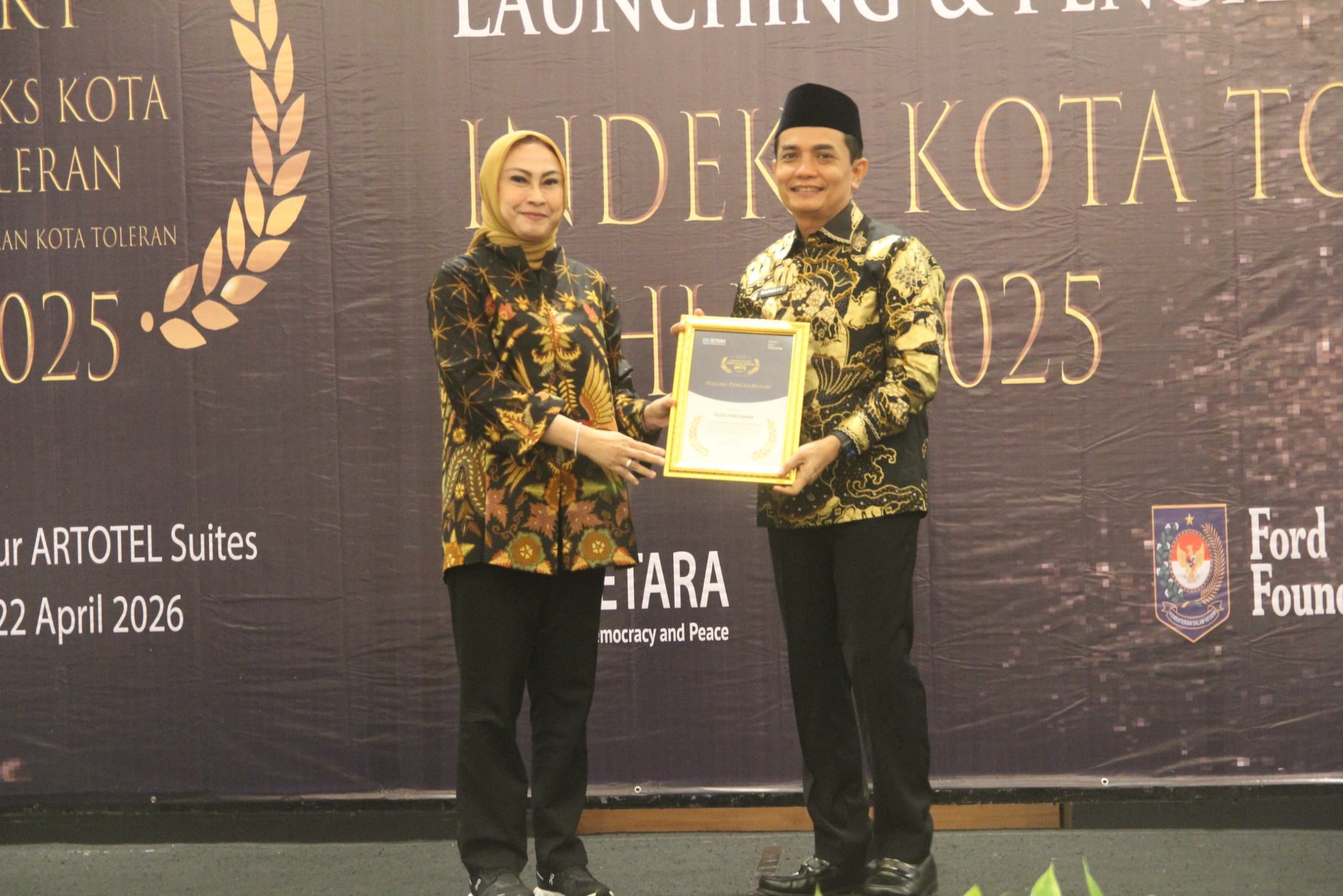 Wakil Wali Kota Pontianak Bahasan menerima piagam penghargaan dari Setara Institute sebagai Kota Terbaik pada Zona Konsolidasi Indeks Kota Toleran 2025. Foto: Dok. Prokopim Pemkot Pontianak