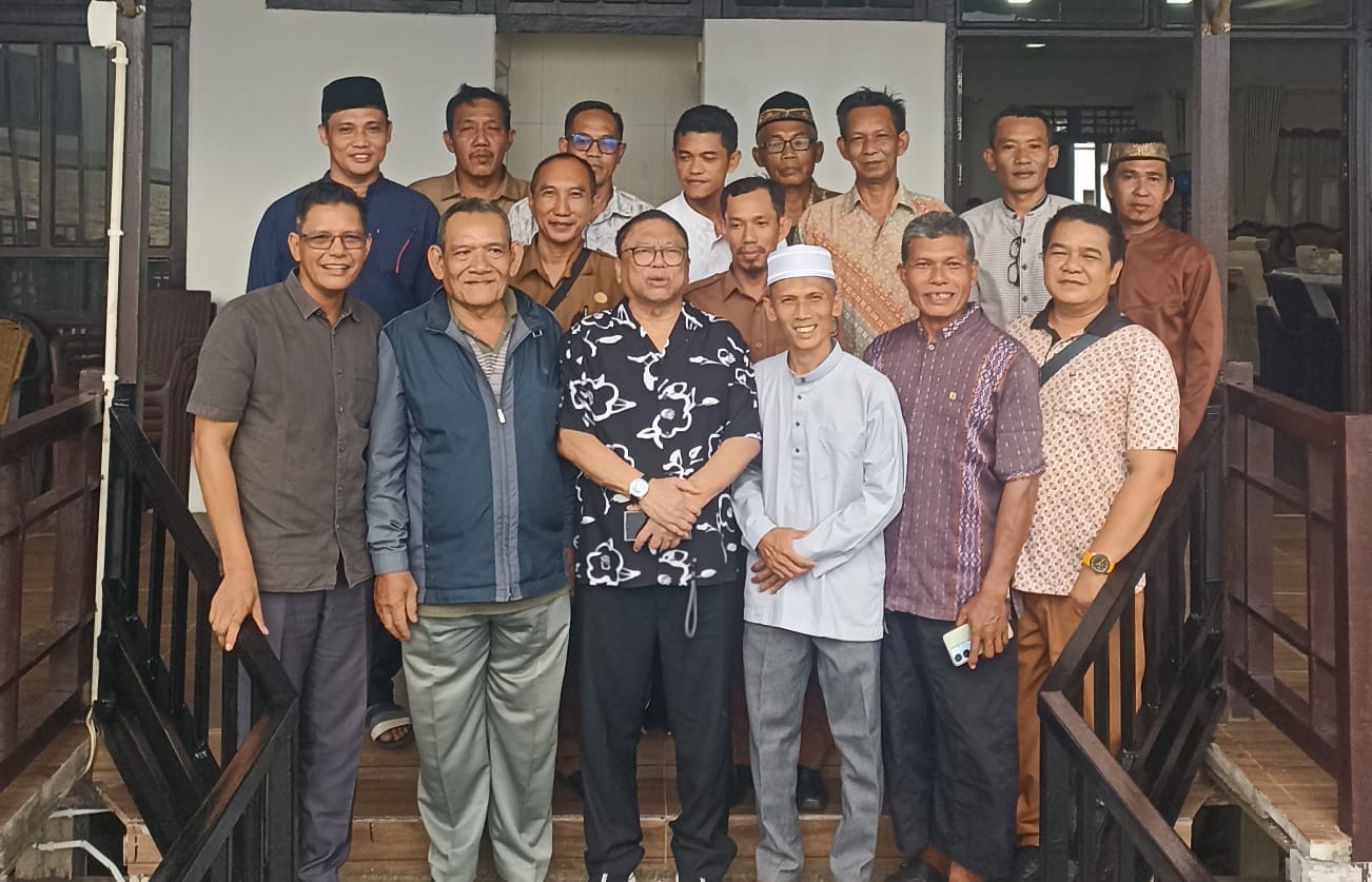 Tokoh nasional asal Kalbar, Oesman Sapta Odang (OSO) foto bersama warga Kecamatan Simpang Hilir, Kabupaten Kayong Utara usai pertemuan untuk pembangunan pembangunan Mesjid Besar Baiturrahman. Foto: Istimewa