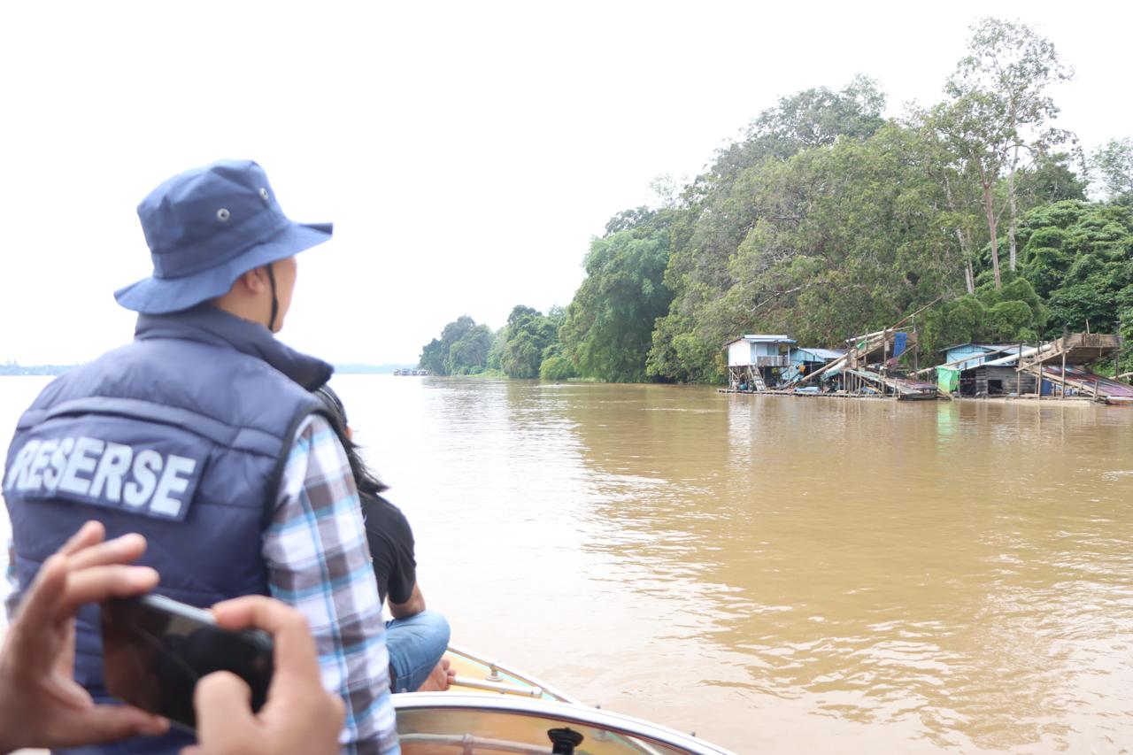 Kanit Tipiter Satreskrim Polres Sekadau, IPDA Rio Kalbarino memimpin patroli rutin mencegah PETIdi aliran Sungai Kapuas dan Sungai Sekadau, Sabtu (30/5/2026). Foto: Istimewa