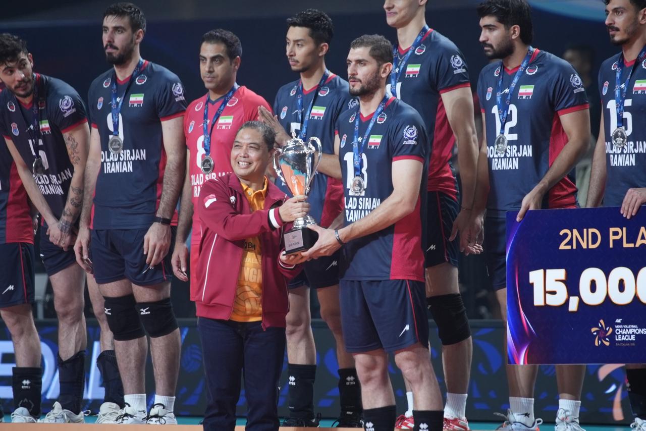 Gubernur Kalbar, Ria Norsan secara simbolis menyerahkan piala kepada perwakilan tim Jakarta Bhayangkara Presisi usai meraih gelar juara AVC Men’s Volleyball Champions League 2026 di GOR Terpadu Pontianak, Minggu malam (17/5/2026). Foto: Istimewa