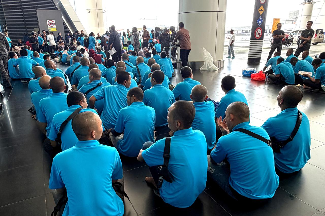 Sejumlah pekerja migran Indonesia (PMI) yang akan dipulangkan ke Indonesia, menanti pendataan dan proses administrasi di Bandara Internasional Kuala Lumpur, Sepang, Selangor, Malaysia, Kamis (23/4/2026). Foto: Antara