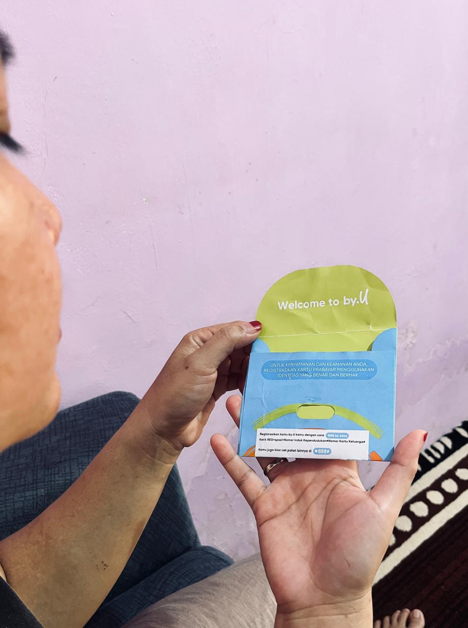 Seorang warga hendak melakukan registrasi kartu HP baru. Pemerintah resmi mengeluarkan aturan penggunaan wajah untuk mengaktifkan kartu HP baru mulai 1 Juli 2026. Foto: Istimewa