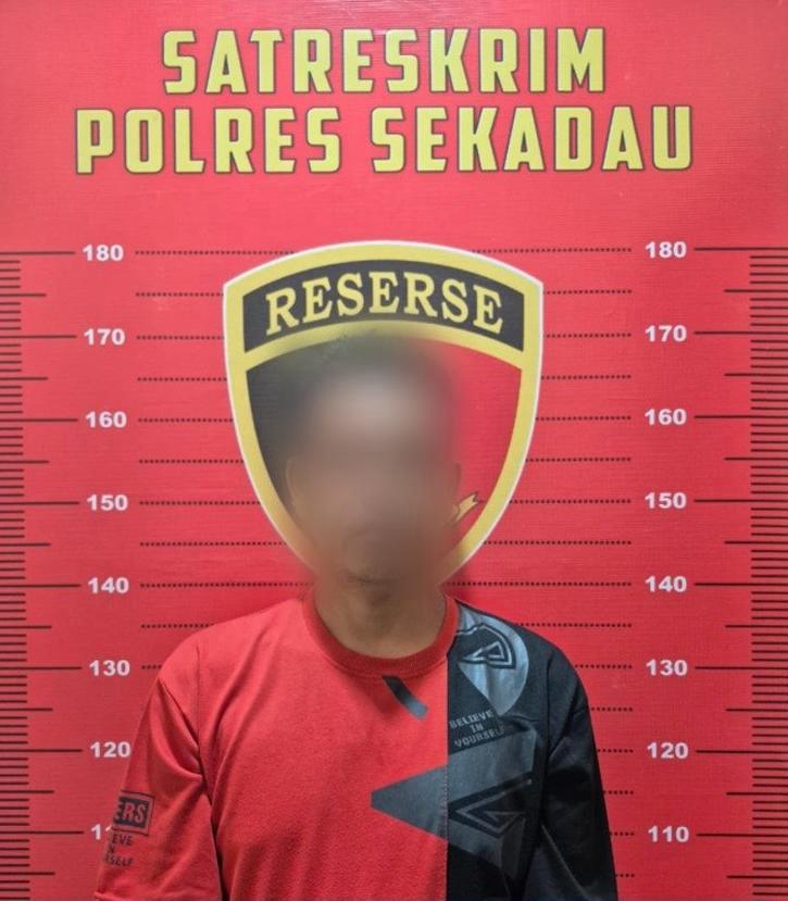 HS, terduga pelaku penganiayaan terhadap istrinya (R) ditangkap anggota Satreskrim Polres Sekadau Senin (25/5/2026). Foto: Istimewa