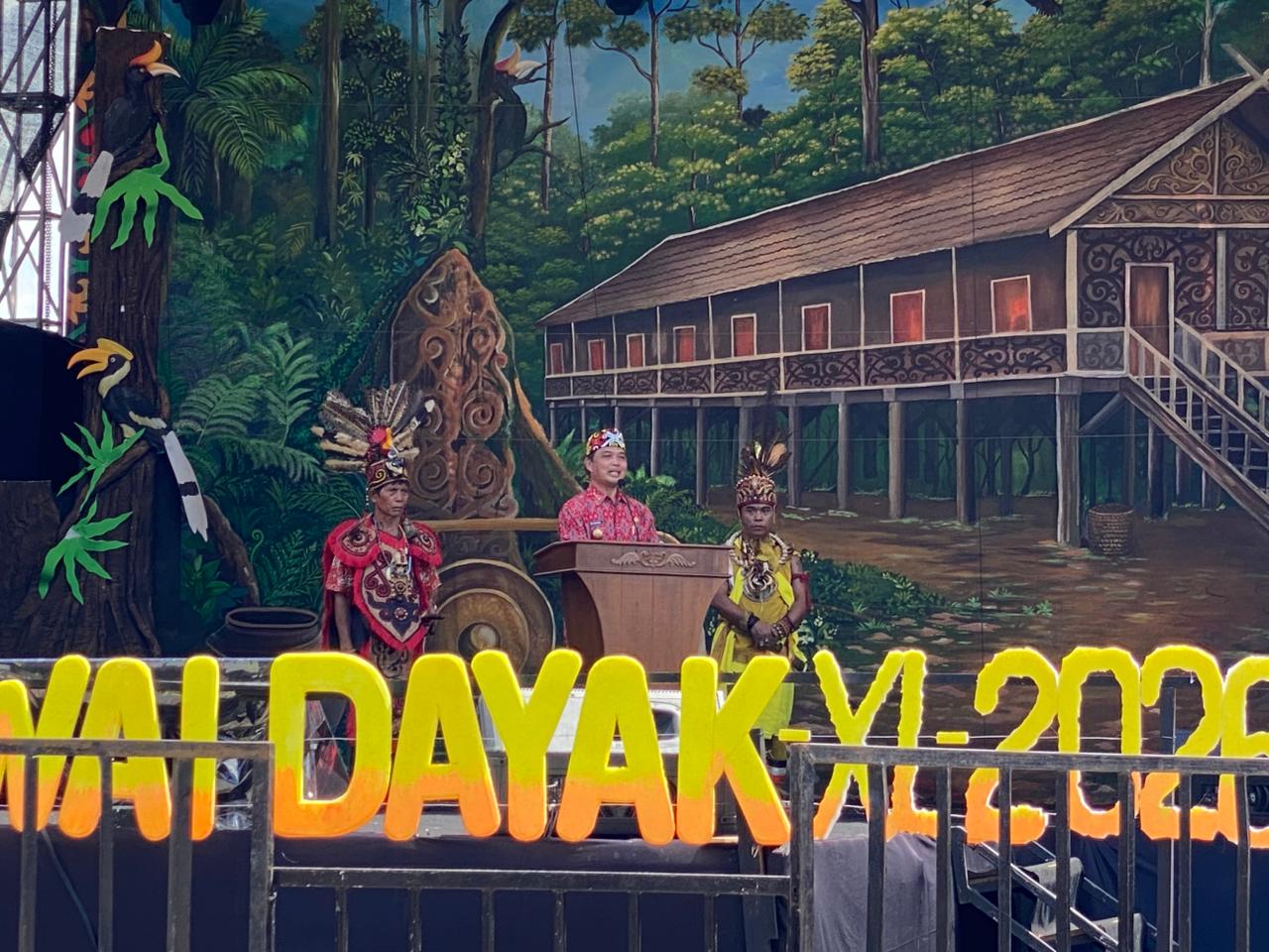 Gubernur Kalbar, Ria Norsan saat membuka Pelan Gawai Dayak (PGD) ke-40 Kalimantan Barat di Rumah Radakng, Pontianak, Rabu (20/5/2026). Foto: Istimewa