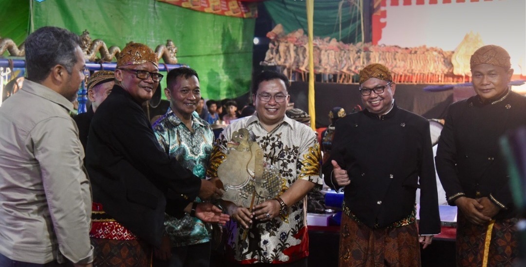 Wakil Bupati Kubu Raya, Sukiryanto bersama penitia dan masyarakat saat acara pembukaan Pagelaran wayang kulit semalam suntuk dalam rangka HUT ke-17 Paguyuban Giri Mulyo Wonogiri Kalbar, Sabtu (23/5/2026. Foto: Istimewa