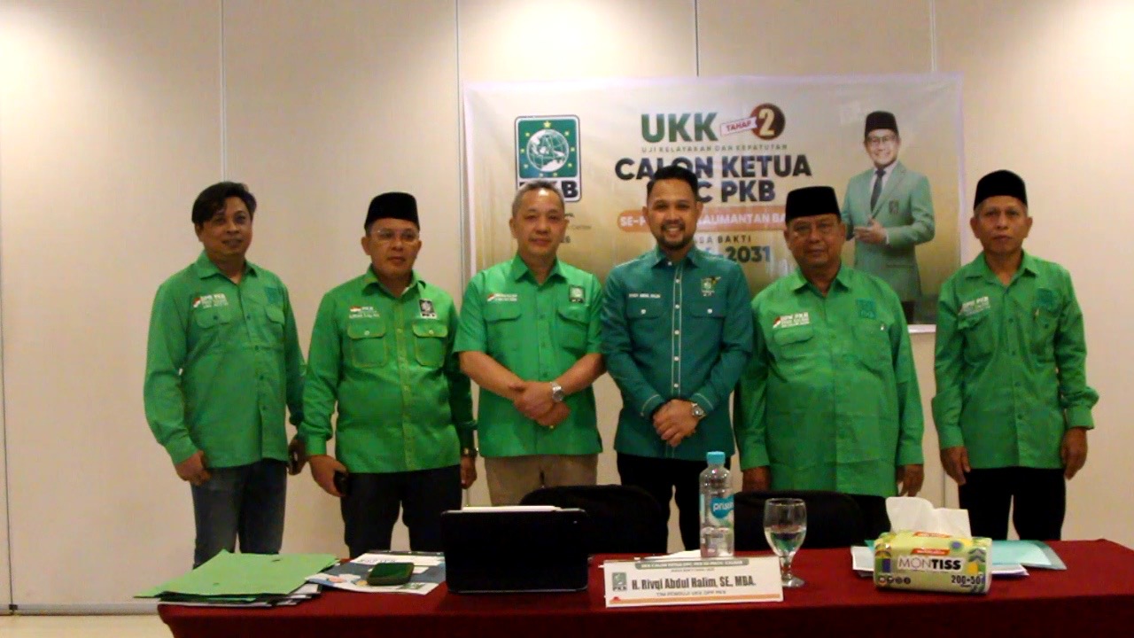 Ketua DPW PKB Kalbar, Mulyadi Tawik (kedua dari kiri) bersama anggota tim penguji dari DPP PKB, H. Rivqy Abdul Halim (tengah) beserta pengurus DPW PKB Kalbar foto bersama disela kegiatan UKK yang digelar, Senin (4/5/2026). Foto: Man Keling