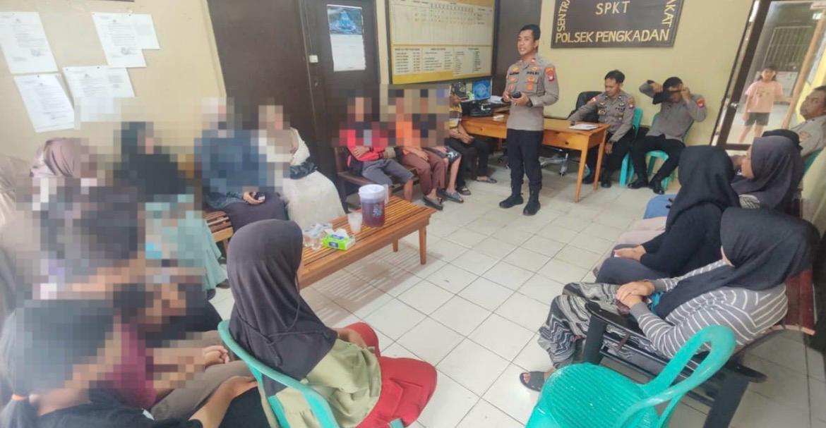 Kapolsek Pengkadan Iptu Dendy Arif Setiady saat mediasi kasus perundungan terhadap anak yang sempat viral di media sosial di Kecamatan Pengkadan. Foto: Istimewa