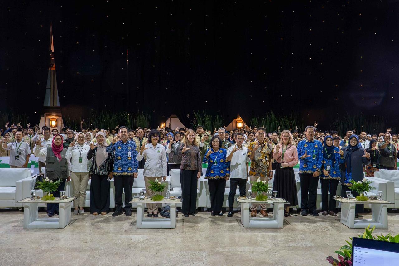 Perwakilan Kementerian Kehutanan dan BPDLH dan Pemerintah Norwegia foto bersama di sela acara peluncuran film pendek “Merawat Esok” yang mengangkat kisah pelaksana program FOLU dan masyarakat penjaga hutan. Foto: Istimewa
