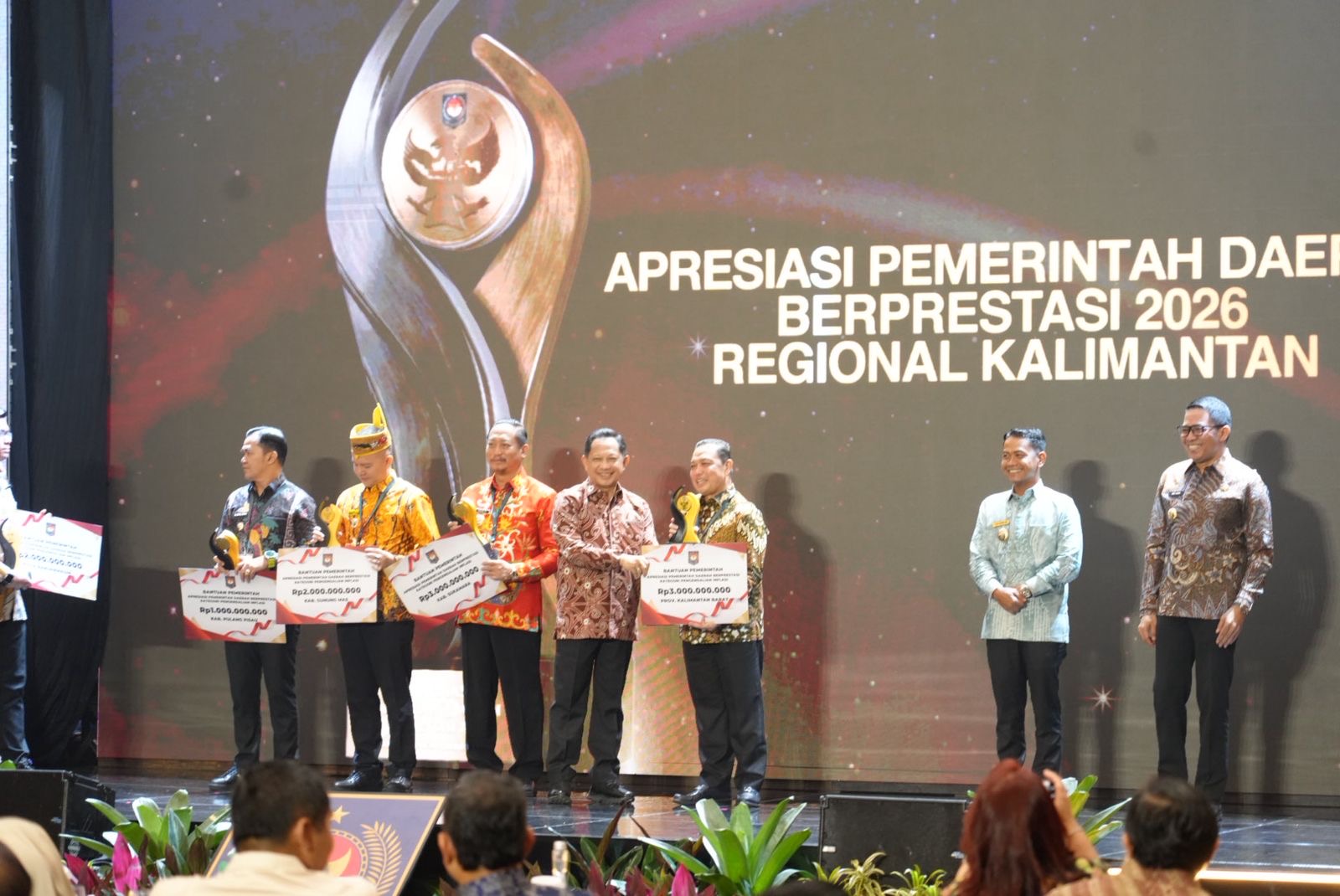 Gubernur Kalbar, Ria Norsan menerima penghargaan Terbaik I tingkat provinsi dalam kategori Entrepreneur Government melalui pembiayaan kreatif 2026, serta Terbaik I pengendalian inflasi daerah regional Kalimantan dari Mendagri, Tito Karnavian, Rabu (5/5/2026). Foto: Istimewa
