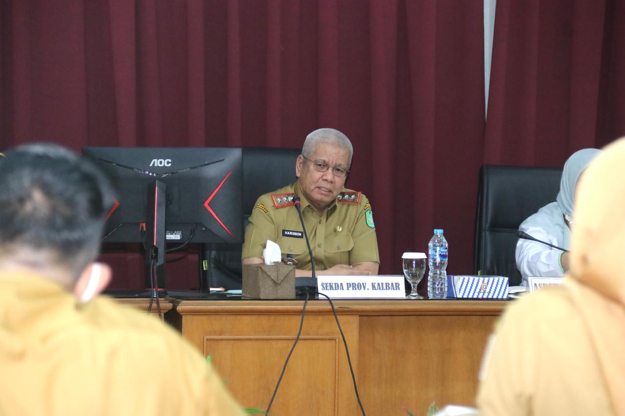 Sekda Kalbar, Harisson saat saat membuka kegiatan pendampingan pembentukan UPTD PPA dan Bimtek aplikasi Simfoni PPA Versi 3 di Kantor Gubernur Kalbar, Senin (11/5/2026). Foto: Istimewa