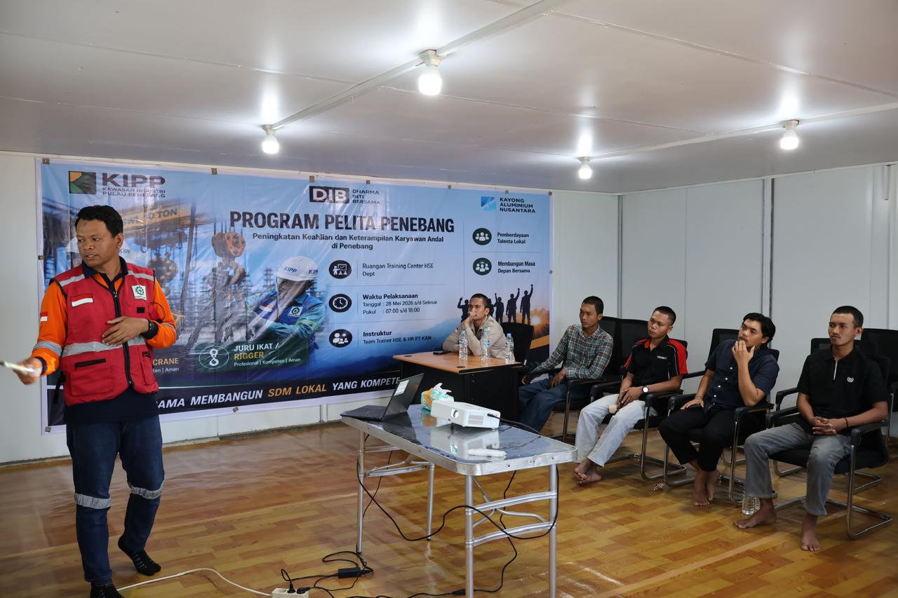 Peserta Program Pelita Penebang mendalami teknis operasional Hoist Crane demi standar kerja profesional di Kawasan Industri Pulau Penebang (KIPP). Foto: Istimewa