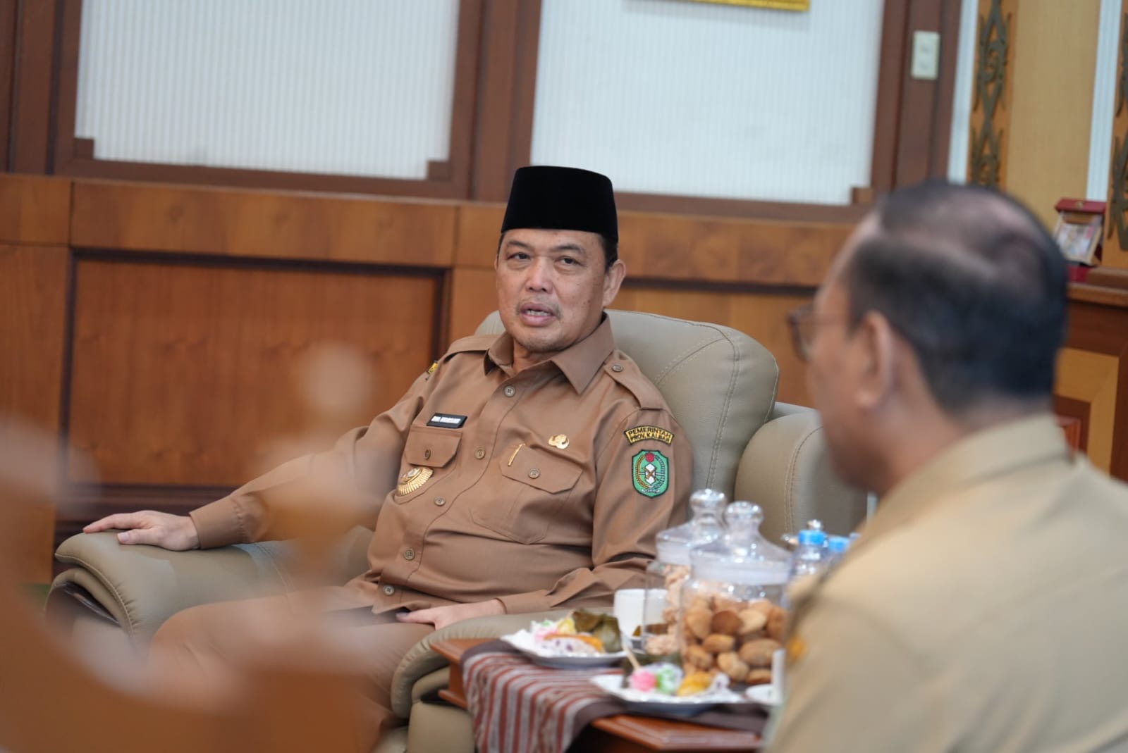 Gubernur Kalbar, Ria Norsan berbincang dengan Ketua ARSADA Wilayah Kalbar, Hari Agung Tjahyadi terkait rencana pelaksanaan Rakernas XVI ARSADA Seluruh Indonesia yang akan digelar di Pontianak pada 11–13 Juni 2026. Foto: Istimewa
