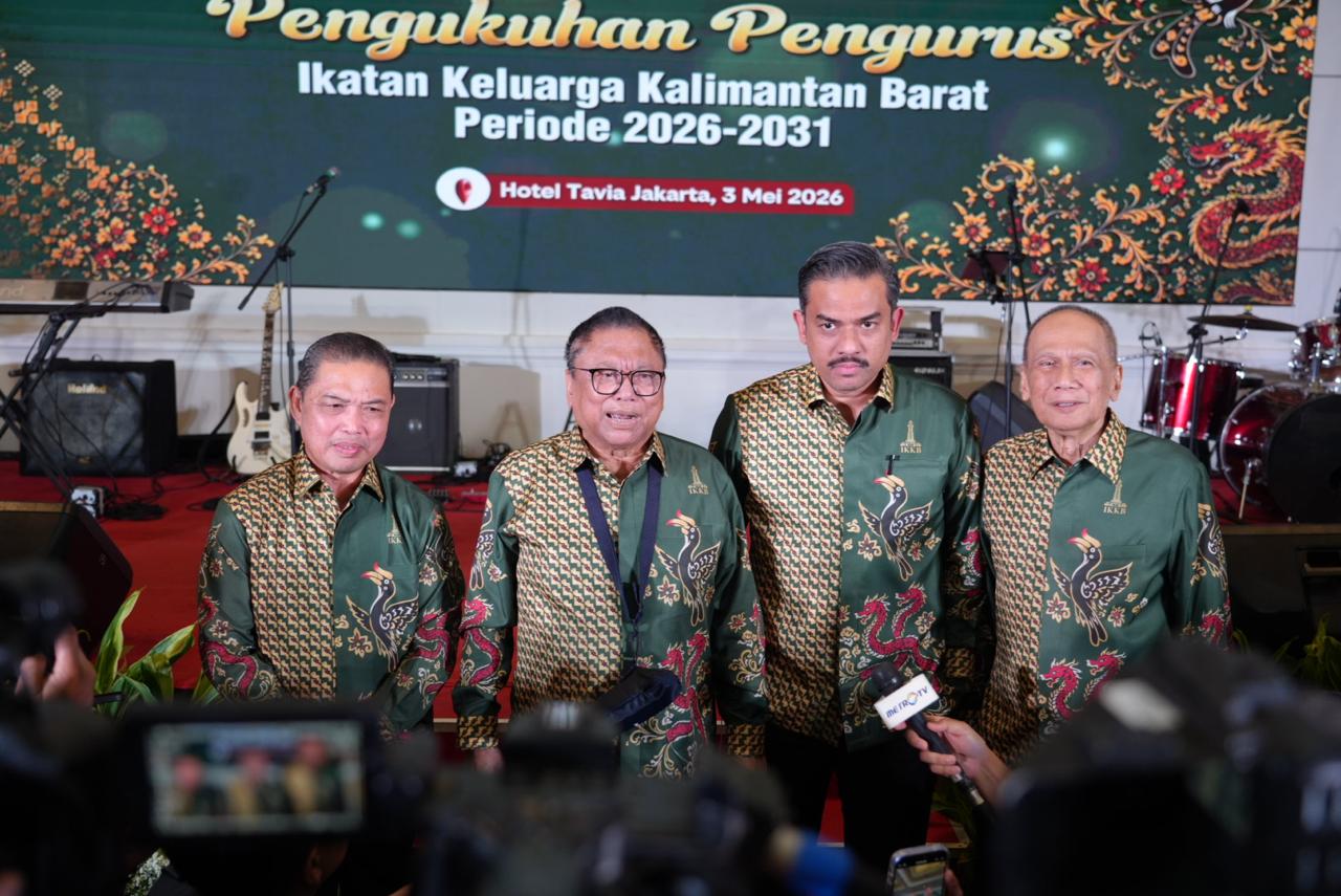 Gubernur Kalbar, Ria Norsan bersama Ketua Pembina IKKB Oesman Sapta Odang (OSO), Menteri UMKM, Maman Abdurrahman dan tokoh Kalbar, Hildi Hamid memberikan keterangan kepada wartawan saat pengukuhan pengurus Ikatan Keluarga Besar Kalimantan Barat (IKKB) periode 2026–2030 di Jakarta, Minggu (3/5/2026). Foto: Istimewa