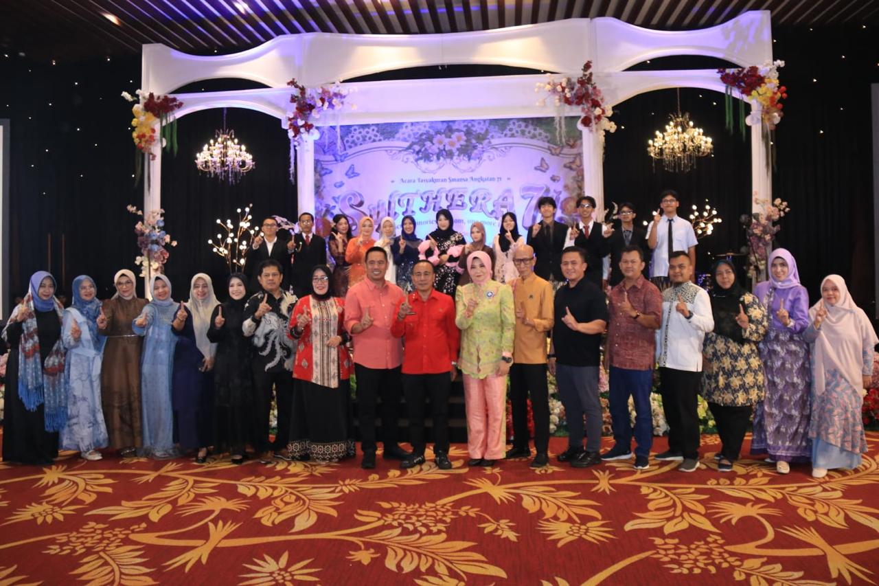 Wakil Gunernur Kalbar, Krisantus foto bersama tamu undangan, guru dan perwakilan siswa dalam acara syukuran kelulusan siswa SMA Negeri 1 Pontianak angkatan ke-71 di Qubu Resort, Jumat (15/5/2026).