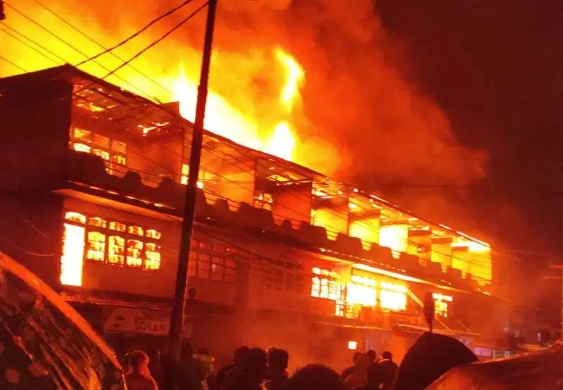 Kobaran api membakar 16 bangunan ruko di Pasar Nanga Pinoh, Kecamatan Nanga Pinoh, Rabu (27/5) dini hari sekitar pukul 00.30 WIB. foto: Istimewa