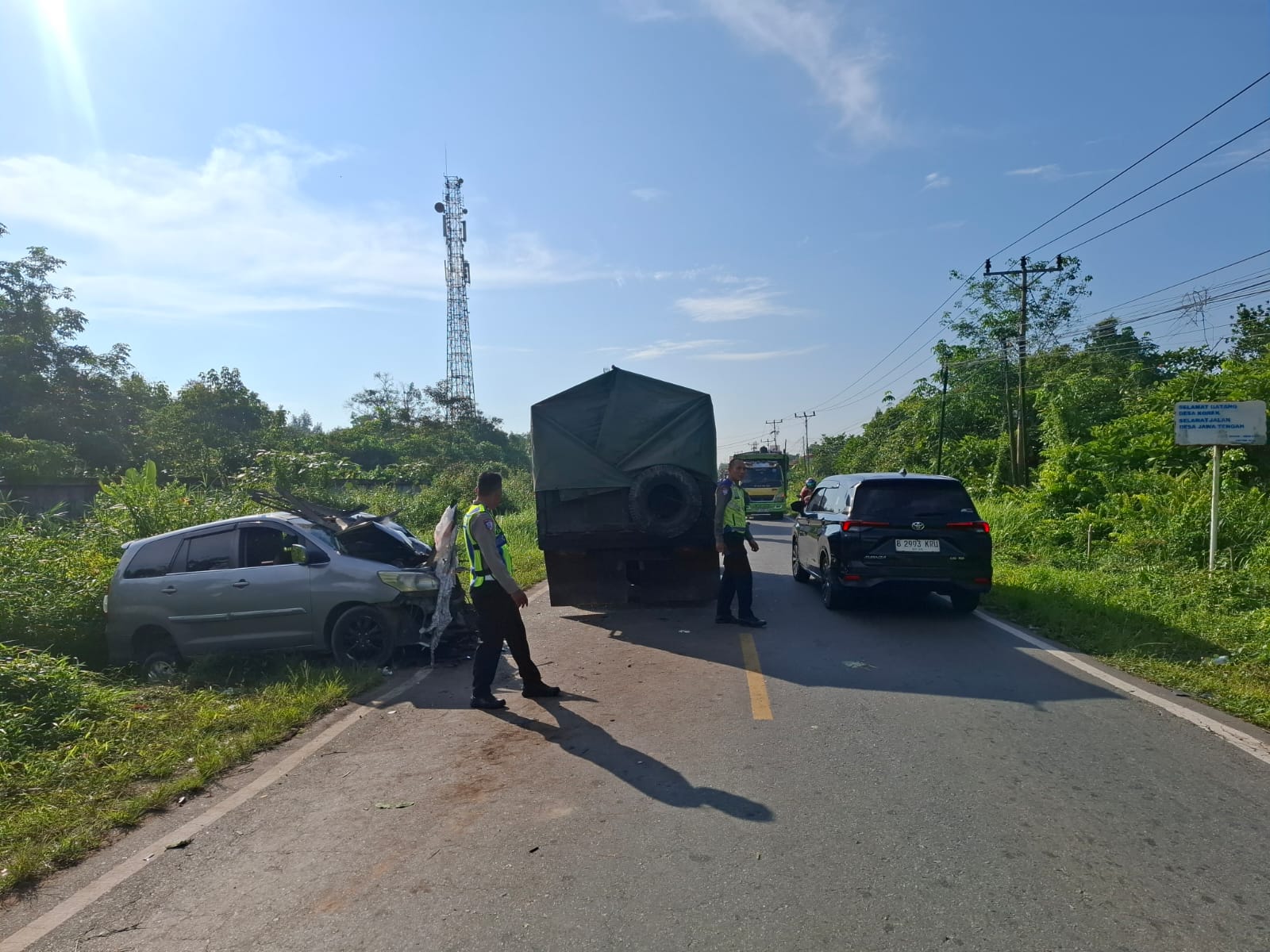 Anggota Satlantas Polres Kubu Raya melakukan olah tempat kejadian perkara kecelakaan yang menewaskan pengemudi minibus dan empat orang lainnya mengalami luka serius. Insiden ini diduga kuat akibat pengemudi kendaraan mengalami micro sleep atau tertidur sesaat saat mengemudi kendaraan. Foto: Istimewa