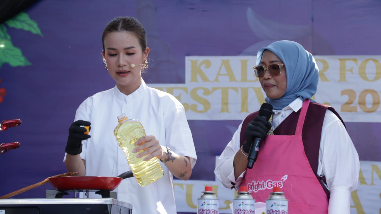 Ketua TP PKK Kalbar, Erlina bersama juara MasterChef Indonesia Season 13, Stephanie Meyerson saat acara Kalbar Food Festival ke-7 yang dirangkaikan dengan Saprahan Khatulistiwa ke-6, Minggu (3/5/2026). Foto: Istimewa