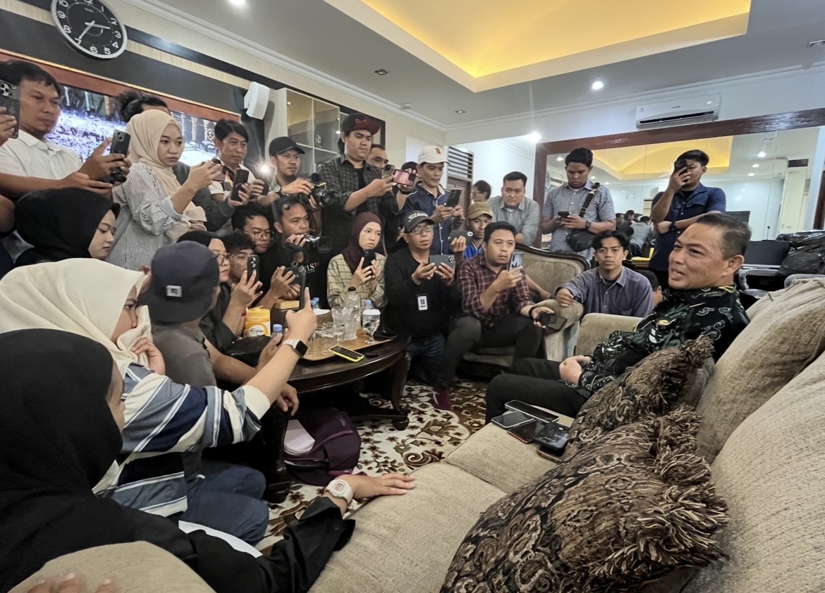 Gubernur Kalbar, Ria Norsan memberikan keterangan kepada sejumlah wartawan. Foto: Man Keling