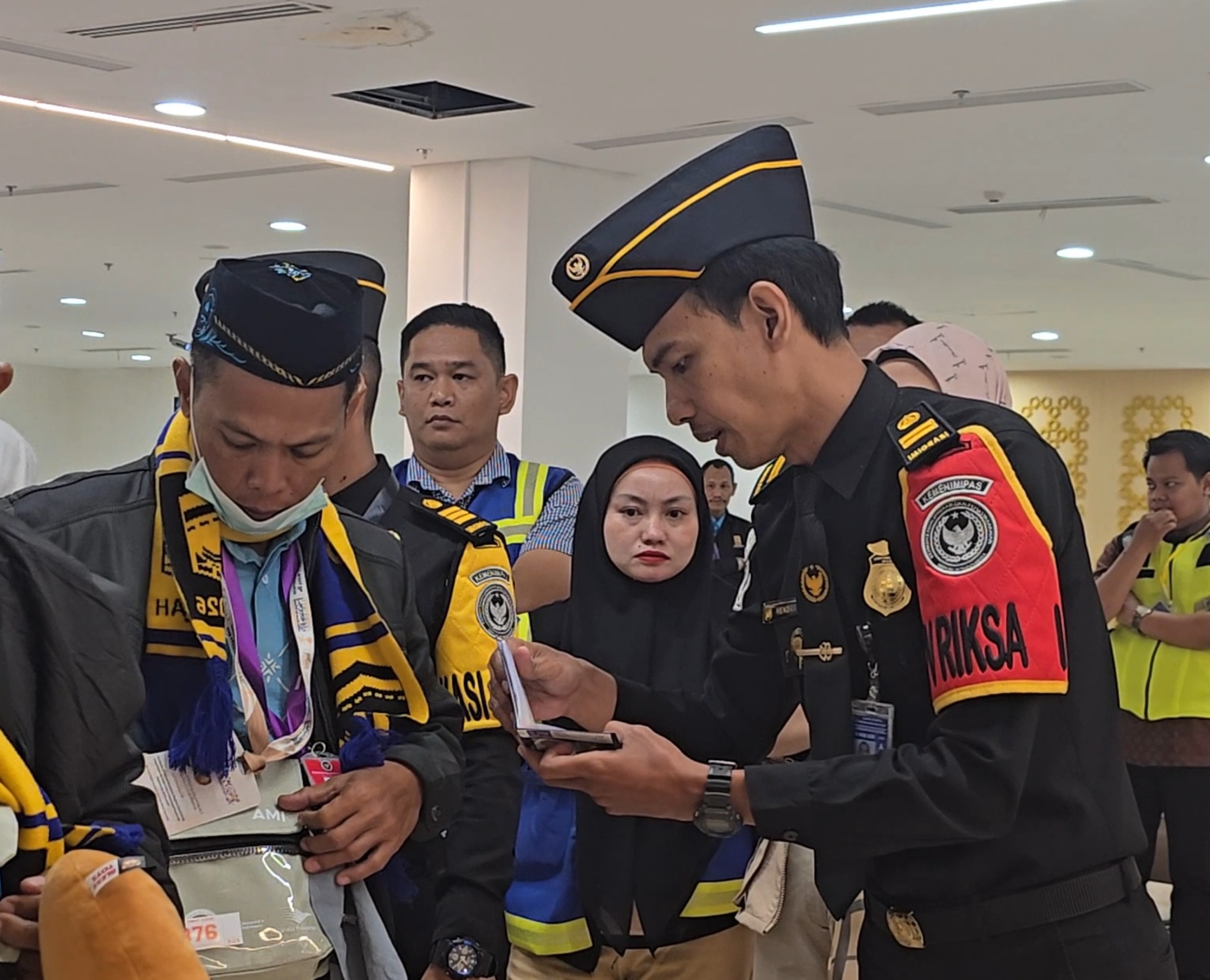 Petugas Imigrasi memeriksa kelengkapan dokumen calon jemaah haji. Foto: Istimewa