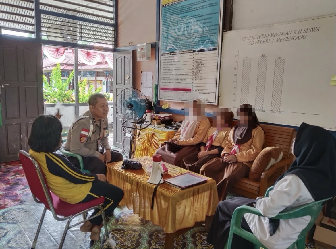 Aparat kepolisian dari Polsek Pengkadan, Polres Kapuas Hulu melakukan mediasi kepada siswi yang terlibat perundungan di SDN 01 Menendang. Foto: Istimewa