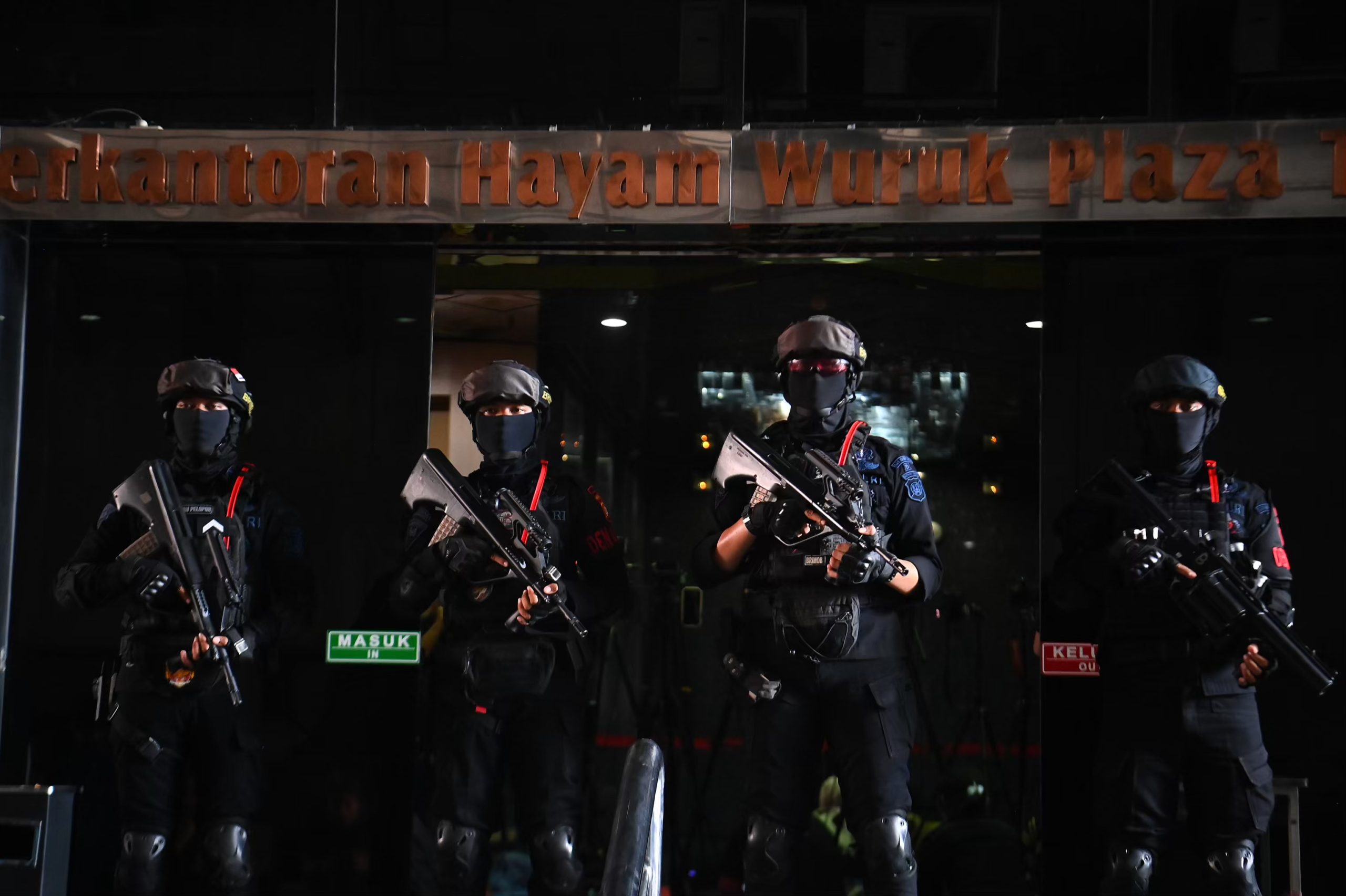 Personel Brimob Polri berjaga saat penggerebekan kantor operasional judi daring di Perkantoran Hayam Wuruk Plaza Tower, Jakarta, Sabtu (9/5/2026). Dalam penggerebekan itu Bareskrim Polri mengamankan 321 WNA dari Vietnam, China, Myanmar, Laos, Thailand, dan Kamboja.