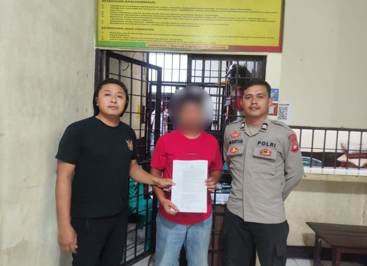 YM (33) tersangka kasus dugaan kekerasan seksual terhadap seorang pelajar perempuan saat diamankan anggota Satreskrim Polres Bengkayang. Foto: Istimewa