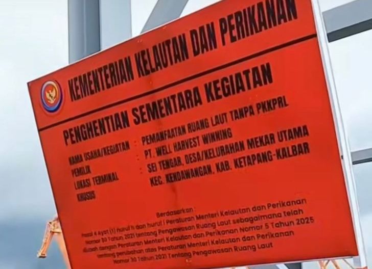 Plang menghentikan sementara operasional Terminal Khusus (Tersus) milik PT Well Harvest Winning Alumina Refinery di Kecamatan Kendawangan, Kabupaten Ketapang. Foto: Istimewa