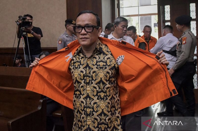 Terdakwa kasus dugaan pemerasan dalam pengurusan sertifikat Keselamatan dan Kesehatan Kerja (K3) di Kementerian Ketenagakerjaan Immanuel Ebenezer bersiap mengikuti sidang lanjutan di Pengadilan Tipikor, Jakarta, Senin (27/4/2026). foto: Antara