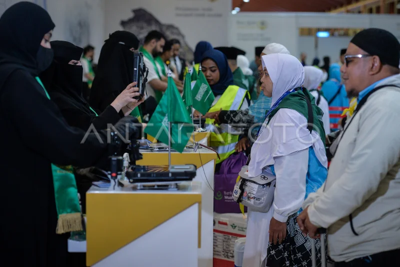 Petugas imigrasi Arab Saudi memeriksa dokumen calon haji kelompok terbang lima embarkasi Jakarta Pondok Gede yang menggunakan layanan Fast Track Haji Makkah Route di Terminal 2F Bandara Soekarno-Hatta, Tangerang, Banten, Sabtu (25/4/2026). Foto: Antara