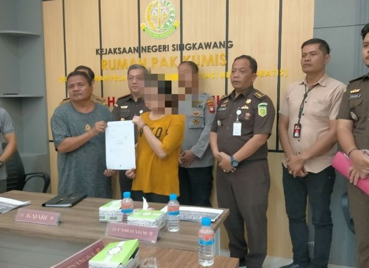 Pres rilis penanganan kasus lewat restorative justice (RJ) yang digelar Kejaksaan Negeri Singkawang terkait perkara penggelapan sepeda motor, Selasa (19/5/2026). Foto: Istimewa.