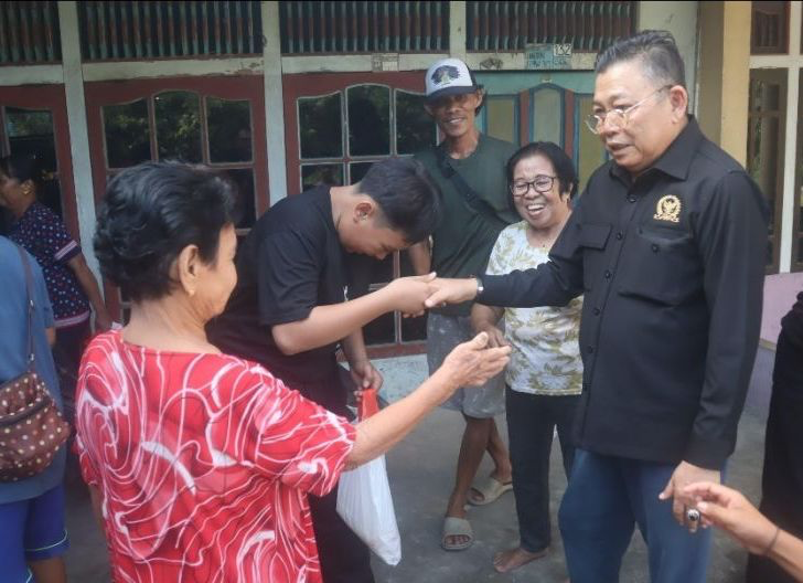 Anggota DPR RI, Cornelis bertemu warga saat kegiatan menyerap aspirasi masyarakat di Desa Sidas, Kecamatan Sengah Temila, Sabtu (30/5/2026). Foto: Istimewa
