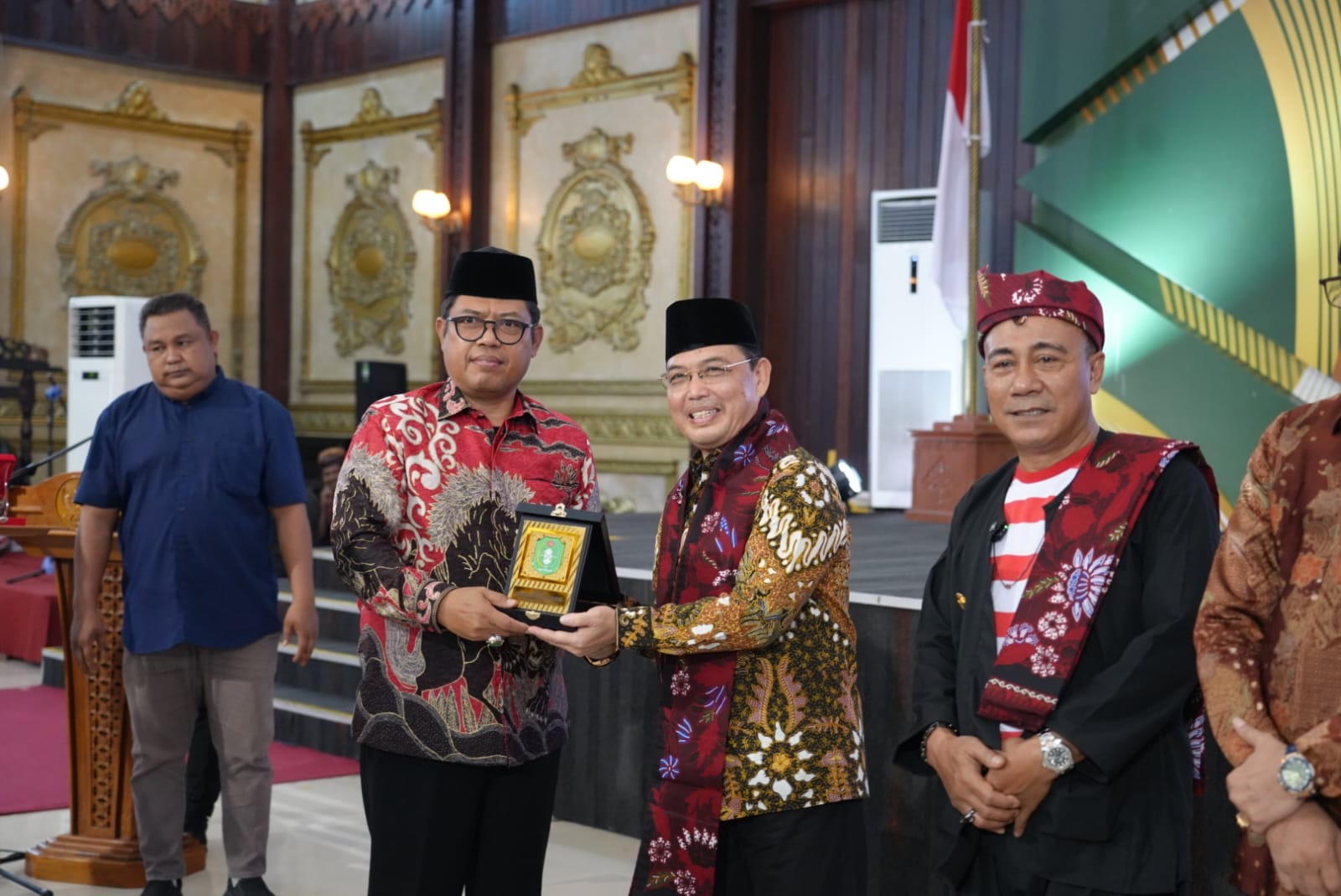 Gubernur Kalbar, Ria Norsan didampingi Wakil Gubernur, Krisantus Kurniawan menyerahkan plakat kepada Ketua IKAMA Kalbar, Sunandar. Foto: Istimewa