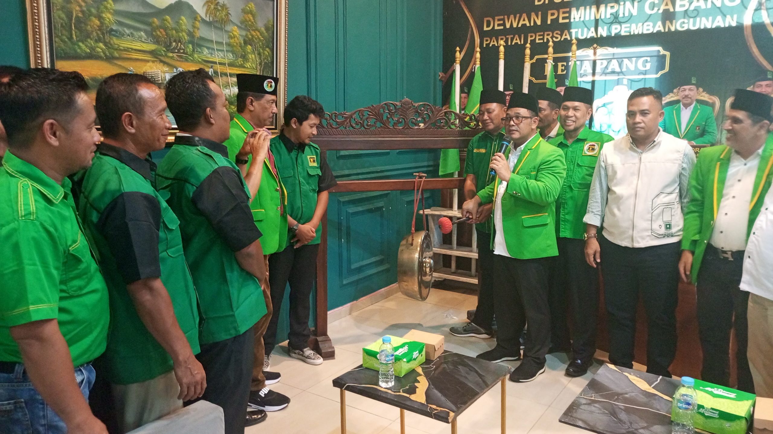 Sejumlah pengurus PAC Partai Persatuan Pembangunan (PPP) Ketapang saat menyampaikan pendapat dalam Muscab DPC PPP yang dianggap melanggar AD/ART partai. Foto: Istimewa